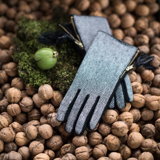 Černobílé rukavice se zipem