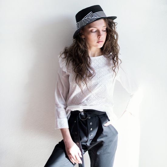 Klobouk s pruhovanou mašlí