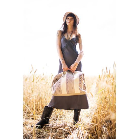 Pruhovaný klobouk s růžemi