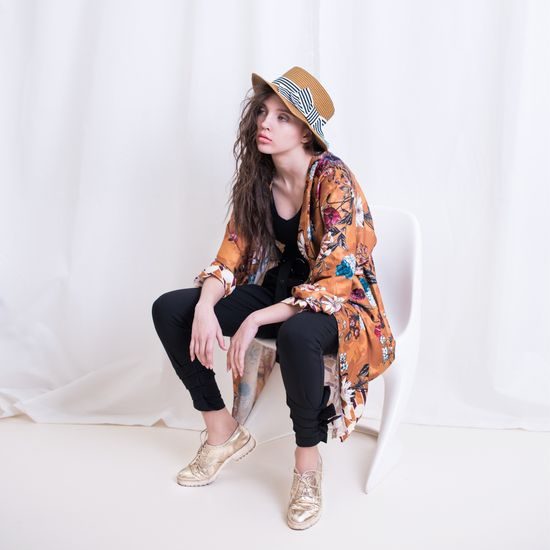 Klobouk s pruhovanou mašlí