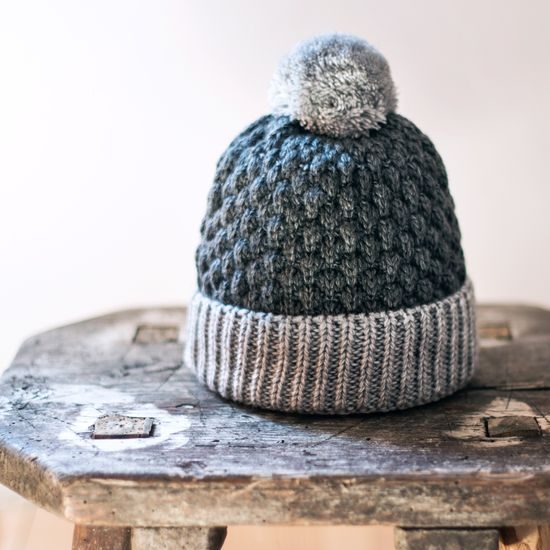 Čepice s tmavou bambulí světle šedá