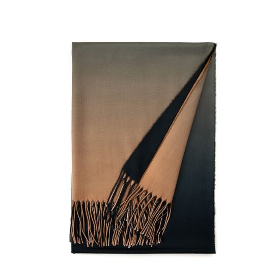 Elegantní šála v klasickém střihu černozelená