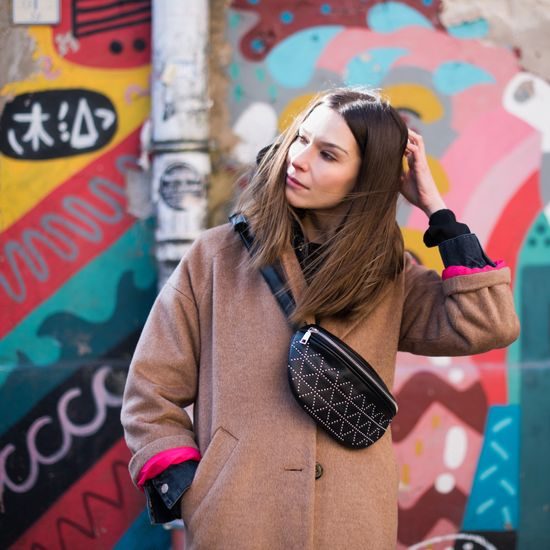 Praktická dámská ledvinka se vzory