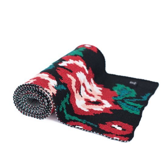 Šála se vzorem růží