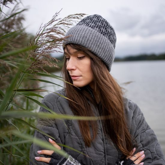 Čepice se vzorem šedo-černá