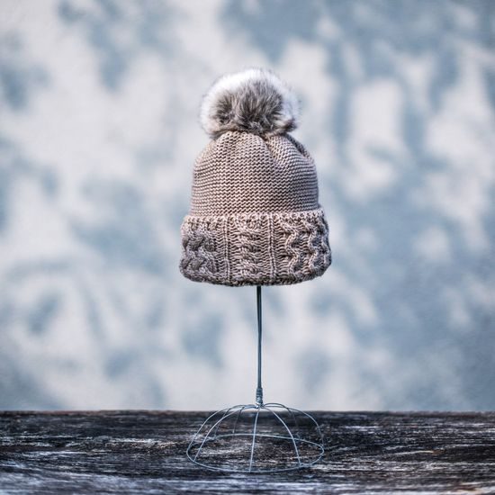 Zimní čepice s bambulí tmavě béžová