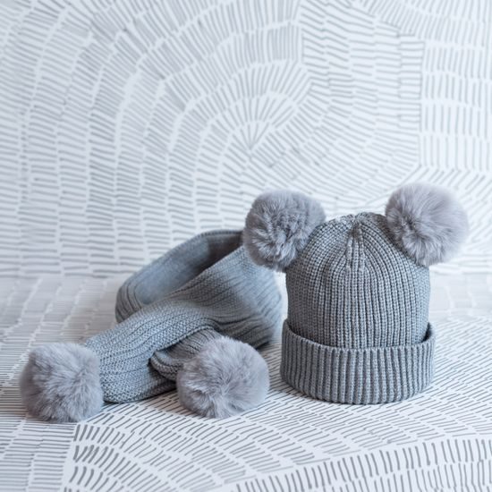 Dětská čepice a šála s bambulemi tmavě zelená