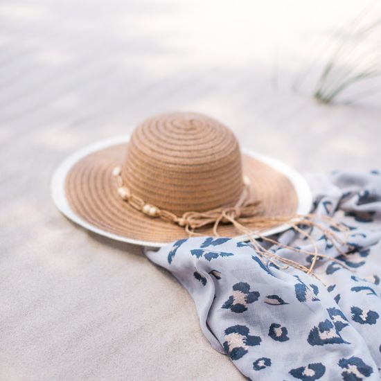 hnědý romantický dámský klobouk s korálky