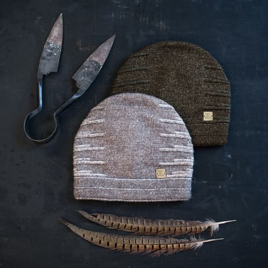 Čepice s rafinovaným zdobením fialová