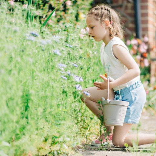 BIGJIGS TOYS PLÁŽOVÝ KYBLÍČEK TMAVĚ ŠEDÝ