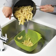 Kubický cedník JOSEPH JOSEPH Square Colander™- malý/šedý