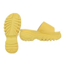 Žluté pantofle na platformě