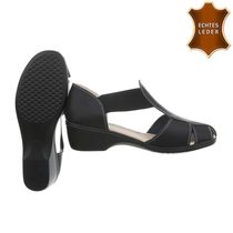 Černé kožené sandály