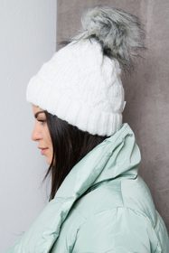 Bílá zimní čepice