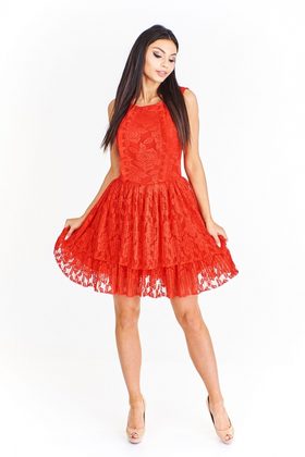 Červené čipkované šaty