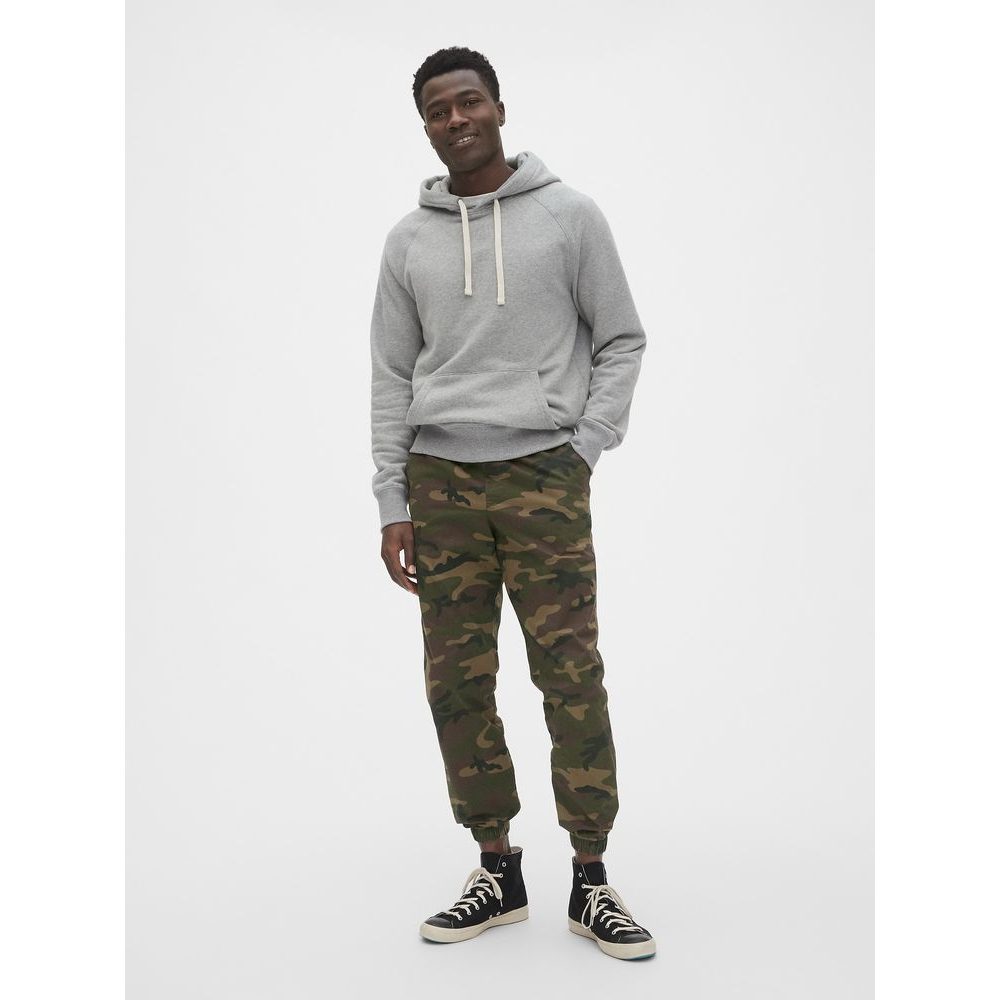 496157-00 Kalhoty slim canvas joggers GapFlex Zelená