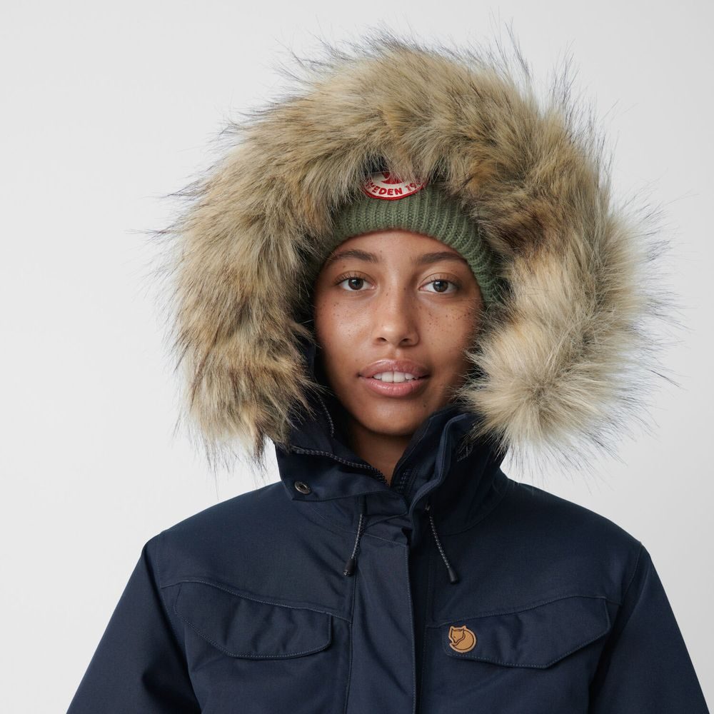 Outdoorweb.eu Nuuk Parka W Dark Navy women s insulated hiking jacket FJALLRAVEN 386.71