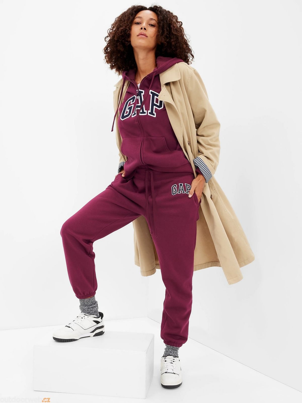 Outdoorweb.eu 463492 03 Teplaky GAP logo fleece Vinova Women s sweatpants GAP 47.47