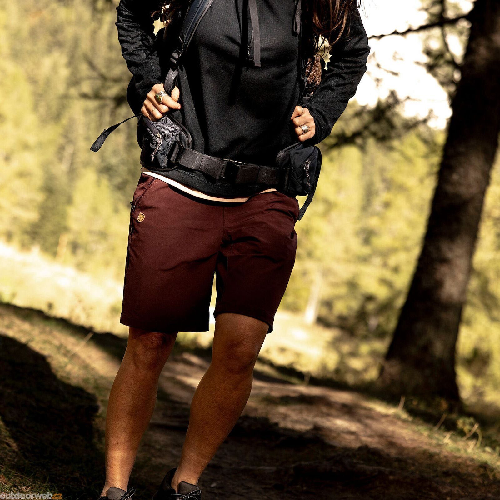 Abisko Trail Stretch Shorts W Deep Forest women s trousers FJALLRAVEN 97.98 Outdoorweb.eu