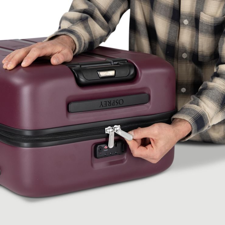 OSPREY OZONE HARDSIDE 27IN 4W 75 L, moody burgundy