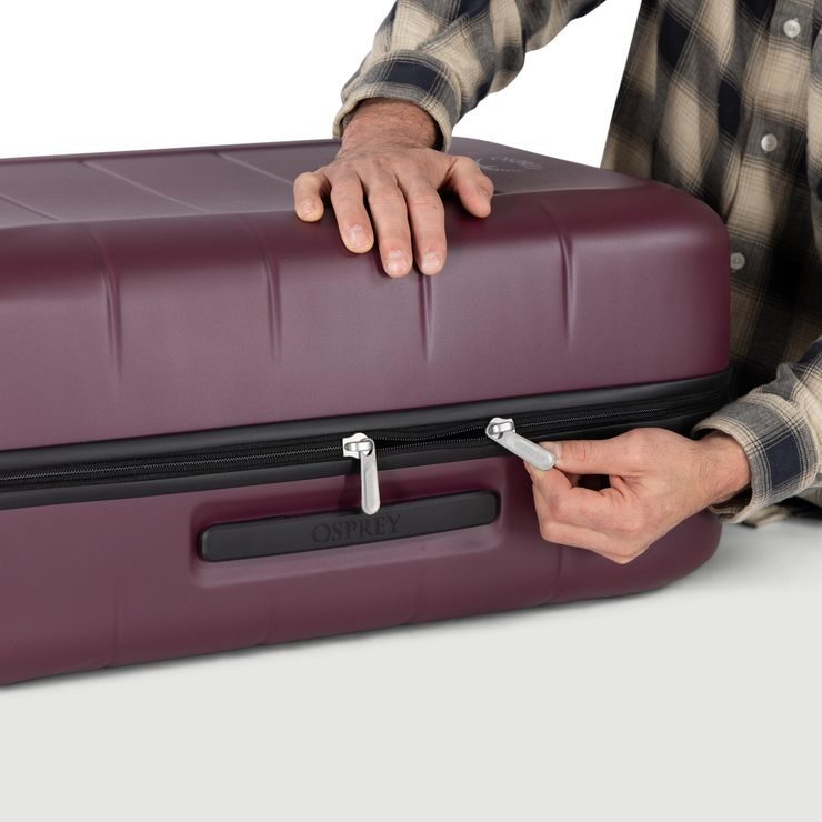 OSPREY OZONE HARDSIDE 27IN 4W 75 L, moody burgundy