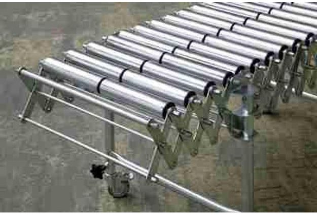 Nůžkový dopravník s ocelovými válečky, šířka 500 mm, 32 os