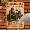 2D nástěnná vintage cedule, motiv NEZESTÁRNEŠ KDYŽ JEZDÍŠ DÁL. ZESTÁRNEŠ KDYŽ PŘESTANEŠ JEZDIT
