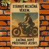 2D nástěnná vintage cedule, motiv STÁRNUTÍ NEZAČÍNÁ VĚKEM. ZAČÍNÁ, KDYŽ PŘESTANEŠ JEZDIT