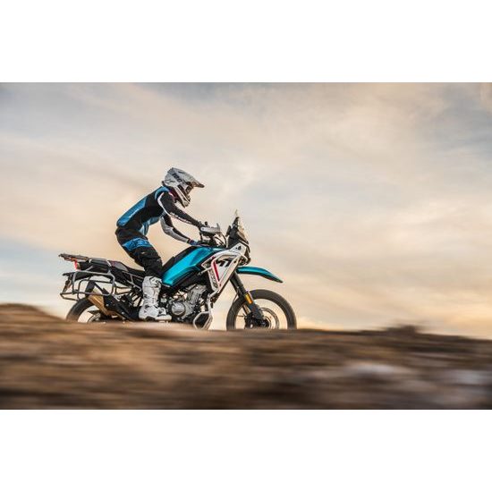 CFMOTO 450MT-R - Zephyr Blue (modrá/bílá) model 2025 + DÁREK 2 kusy IHNED K ODBĚRU ! Všechno příslušenství ihned skladem a můžeme Vám ho ihned namontovat .
