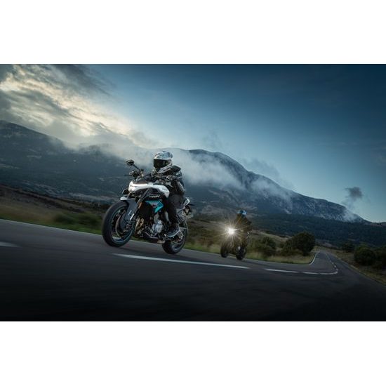 CFMOTO 675NK - Glacier White - Bílá metalická 2 kusy ihned k odvozu ! Všechno příslušenství ihned skladem a můžeme Vám ho ihned namontovat .