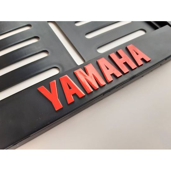 Podložka pod SPZ s 3D lemem - YAMAHA III. / červená