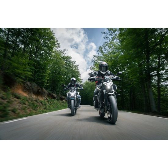 CFMOTO 450NK - Nebula White / Bílá 1 kus IHNED K ODBĚRU ! Všechno příslušenství ihned skladem a můžeme Vám ho ihned namontovat .