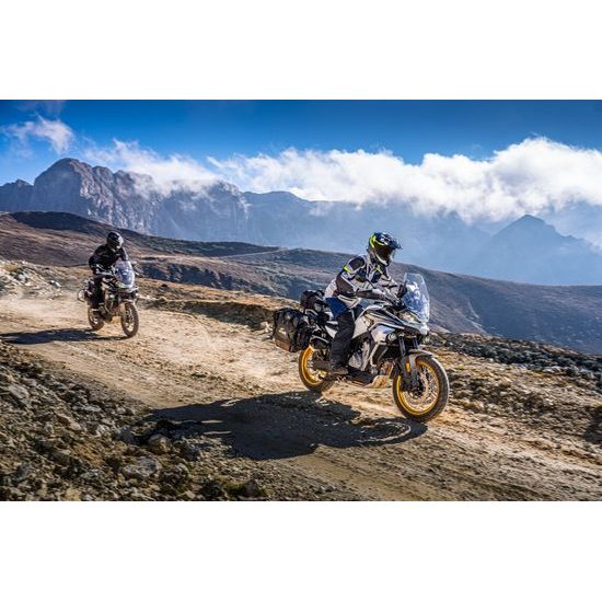 CFMOTO 800MT Explore - Gem Black - Černá + DÁREK - 1 KUS SKLADEM