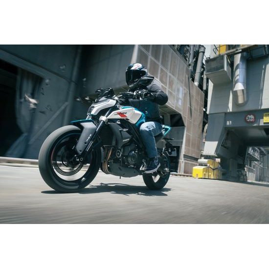 CFMOTO 450NK - Nebula White / Bílá 1 kus IHNED K ODBĚRU ! Všechno příslušenství ihned skladem a můžeme Vám ho ihned namontovat .