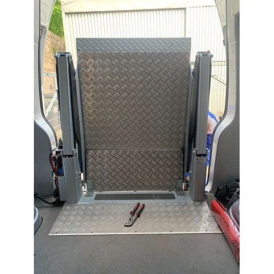 Hydraulická nakládací/ nákladová plošina pro vozíčkáře