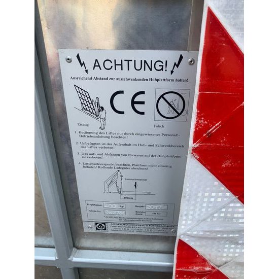 Hydraulická nakládací/ nákladová plošina pro vozíčkáře