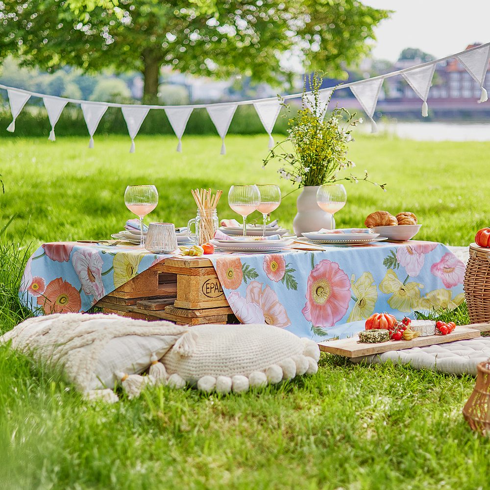 MIDSOMMAR Girlanda s třásněmi 600 cm - bílá (obrázek 3)