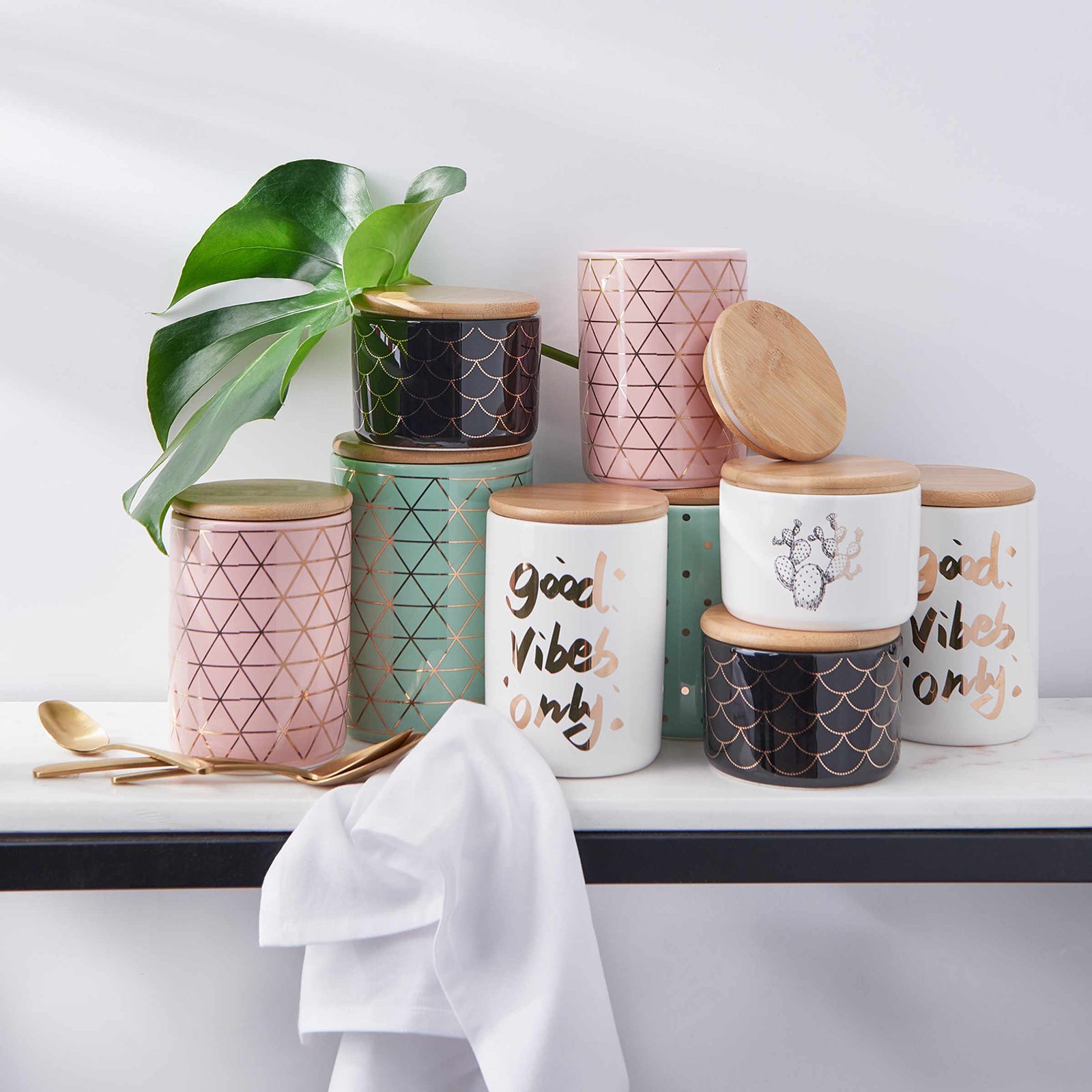 QUEEN IT Dóza s nápisem Good vibes 14 cm - bílá | Butlers.cz