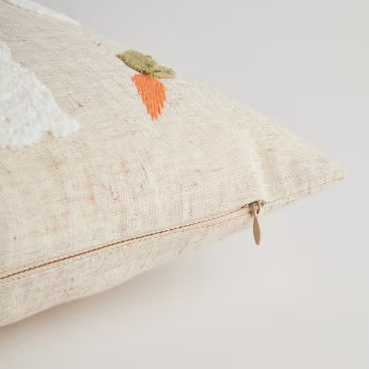 HOME & YOU POVLAK NA POLŠTÁŘ KRÁLÍCI A MRKEV 45 X 45 CM - BÉŽOVÁ