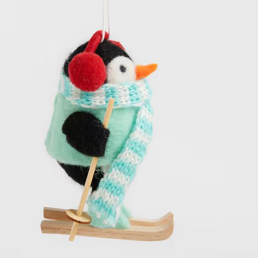 HOME & YOU DEKORACE K ZAVĚŠENÍ TUČŇÁK NA LYŽÍCH 11 CM