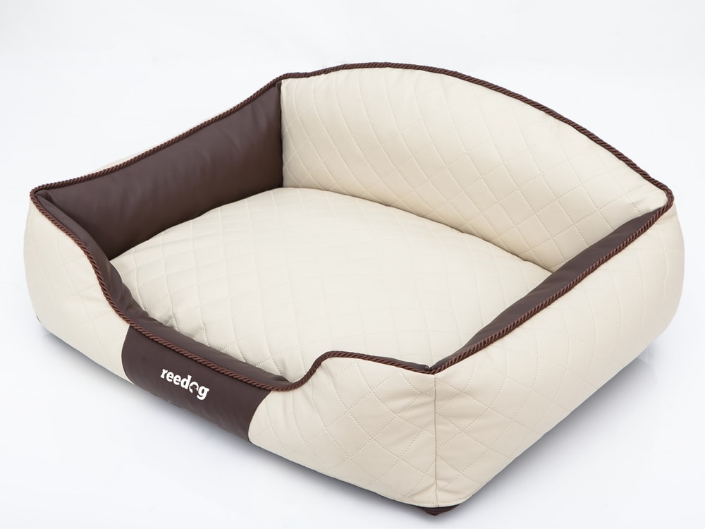 Pelech pre psa Reedog Beige Sofa.
Vrchná časť - EKO koža, matrac - polypropylen. tkanina, výplň - molitanová drvina 
Pelechy REEDOG Sofa sú pre tých najnáročnejších psíkov a páničkov. 

Vyberte si správnu veľkosť pomocou následujúcej tabuľky.

 Výhody

kvalitný a odolný materiál
vysoký okraj
luxusný design
môžete prať v práčke

 Nevýhody

žiadne

 Obsah balení

Pelech pre psa Reedog