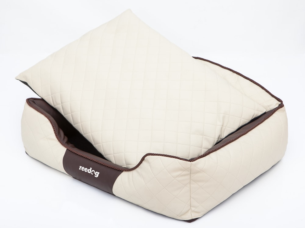 Pelech pre psa Reedog Beige Sofa.
Vrchná časť - EKO koža, matrac - polypropylen. tkanina, výplň - molitanová drvina 
Pelechy REEDOG Sofa sú pre tých najnáročnejších psíkov a páničkov. 

Vyberte si správnu veľkosť pomocou následujúcej tabuľky.

 Výhody

kvalitný a odolný materiál
vysoký okraj
luxusný design
môžete prať v práčke

 Nevýhody

žiadne

 Obsah balení

Pelech pre psa Reedog