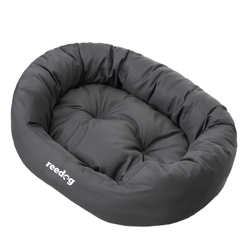 Reedog pelech Amazing Grafit | Pelech pre psa - XXL.
 
Kľúčové vlastnosti pelechu Reedog Amazing

Odnímateľná matrac – možno ju používať samostatne, ideálna na cesty a jednoduché čistenie.
Nepremokavý povrch – chráni pelech pred vlhkosťou, takže mokrý psík nenavlhčí vnútro.
Maximálna odolnosť – vyrobené z kvalitných materiálov, ktoré odolajú poškodeniu a zaručia dlhú životnosť.
Jednoduchá údržba – väčšinu nečistôt ľahko zotriete vlhkou handričkou s mydlom.
Ergonomický tvar – oválny dizajn podporuje prirodzenú spánkovú polohu a poskytuje pocit bezpečia.
Bezpečné materiály – certifikácia OEKO-TEX zaručuje, že pelech neobsahuje žiadne škodlivé látky.


 
Použité materiály

Oxford látka – pevná a nepremokavá tkanina použí