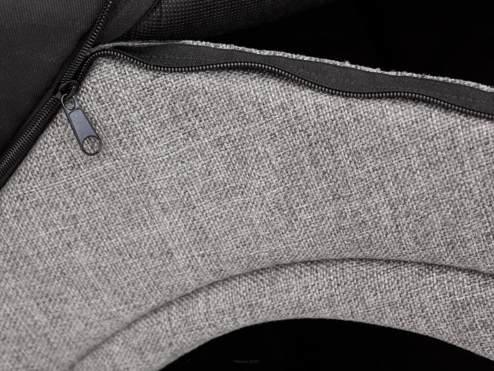 Reedog Standard Inari Gray and Black Domček pre psa.
 
Búda sa ľahko udržiava v čistote - použité materiály sa ľahko čistia, vo väčšine prípadov stačí vlhká handrička.
 
Búda je vyrobená z vysokokvalitnej látky Inari (strecha a predná časť búdy), ktorá sa bežne používa v čalúnnickom priemysle a svojou štruktúrou je podobná ľanu.
 
Veľkosť XS: 32x38x38 cm, hmotnosť: 0,60 kg
Veľkosť S: 38x44x45 cm, hmotnosť: 0,70 kg
Veľkosť M: 46x52x53 cm, hmotnosť: 1,10 kg
Veľkosť L: 55x60x60 cm, hmotnosť: 1,40 kg
Veľkosť XL: 60x70x63 cm, hmotnosť: 2,00 kg
Veľkosť XXL: 72x76x74 cm, hmotnosť: 2,50 kg
(*Naše pelechy pre psov Reedog sú ručne šité, takže veľkosť sa môže mierne líšiť, ale nie viac ako 2 - 4 cm.)
 

 

 
 

 
Výhody


Materiál odolný voči poškriabaniu


Ľahko sa čistí


Strecha na zips


Chráni pred chla