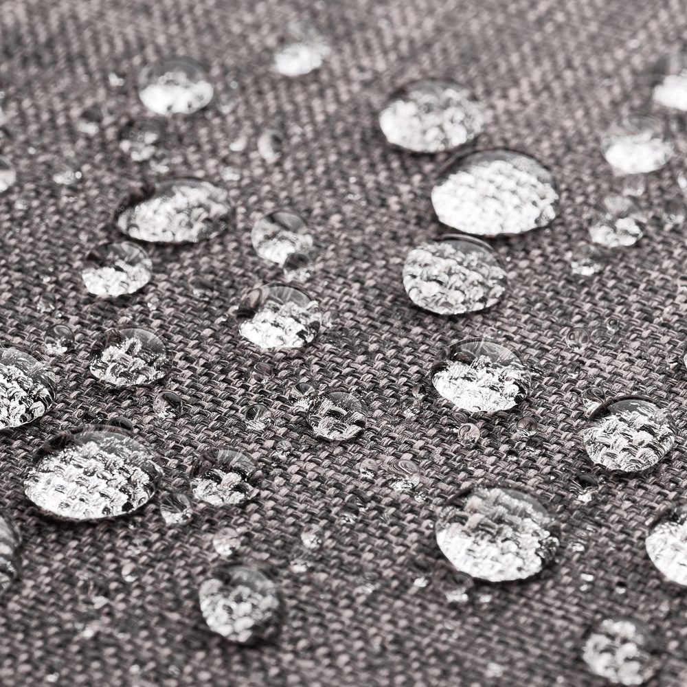 Reedog pelech Amazing Grafit | Pelech pre psa - XXL.
 
Kľúčové vlastnosti pelechu Reedog Amazing

Odnímateľná matrac – možno ju používať samostatne, ideálna na cesty a jednoduché čistenie.
Nepremokavý povrch – chráni pelech pred vlhkosťou, takže mokrý psík nenavlhčí vnútro.
Maximálna odolnosť – vyrobené z kvalitných materiálov, ktoré odolajú poškodeniu a zaručia dlhú životnosť.
Jednoduchá údržba – väčšinu nečistôt ľahko zotriete vlhkou handričkou s mydlom.
Ergonomický tvar – oválny dizajn podporuje prirodzenú spánkovú polohu a poskytuje pocit bezpečia.
Bezpečné materiály – certifikácia OEKO-TEX zaručuje, že pelech neobsahuje žiadne škodlivé látky.


 
Použité materiály

Oxford látka – pevná a nepremokavá tkanina použí