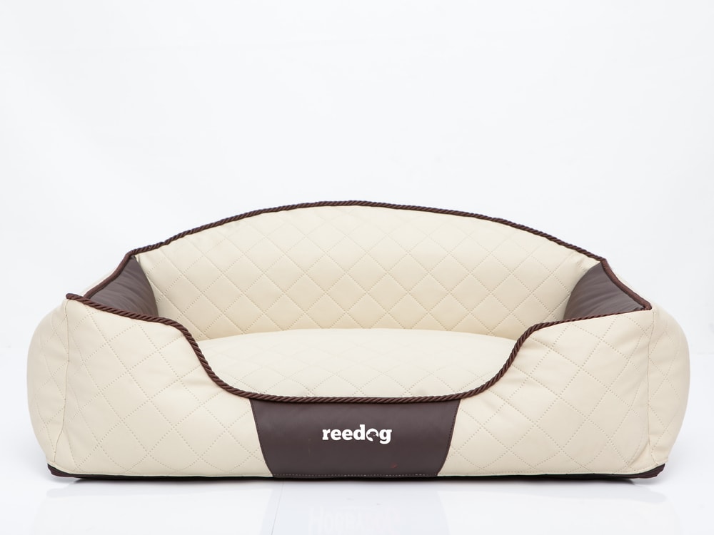 Pelech pre psa Reedog Beige Sofa.
Vrchná časť - EKO koža, matrac - polypropylen. tkanina, výplň - molitanová drvina 
Pelechy REEDOG Sofa sú pre tých najnáročnejších psíkov a páničkov. 

Vyberte si správnu veľkosť pomocou následujúcej tabuľky.

 Výhody

kvalitný a odolný materiál
vysoký okraj
luxusný design
môžete prať v práčke

 Nevýhody

žiadne

 Obsah balení

Pelech pre psa Reedog
