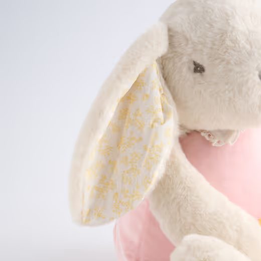 HOME & YOU PLÜSS NYUSZI LÁNY 53CM