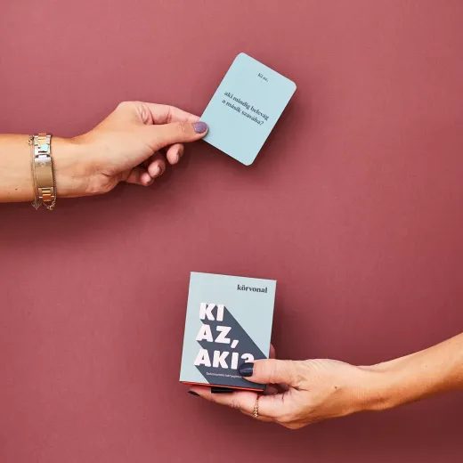 KI AZ,AKI? KÁRTYA