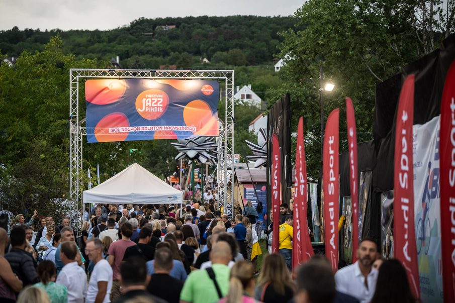 Idén is jön a kedvenc balatoni fesztiválunk: Jazz, divat és bor a Paloznaki Jazzpikniken