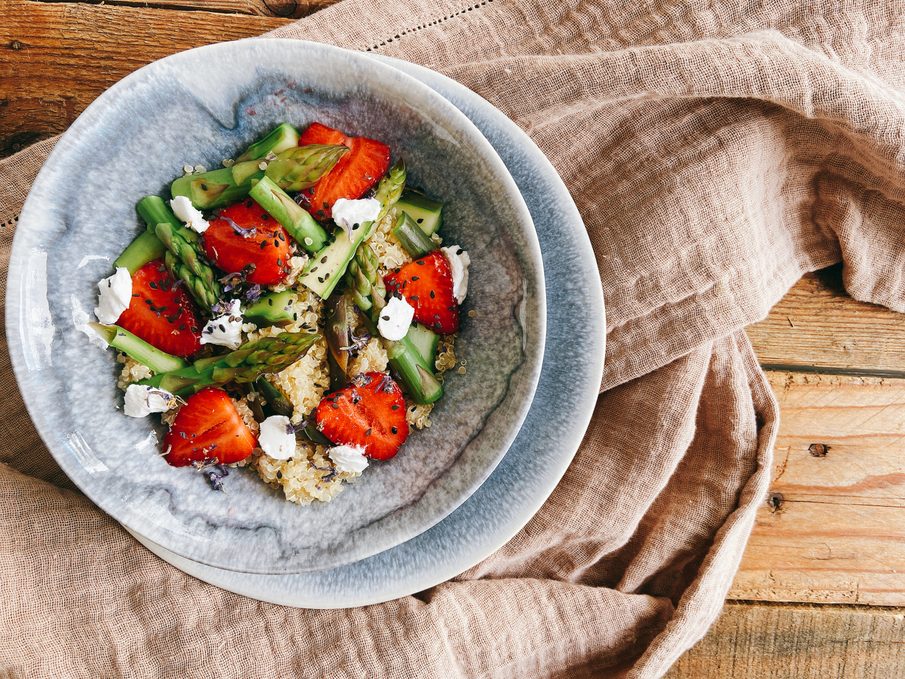 Quinoa saláta spárgával & eperrel